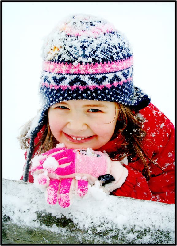 Hppy child in the snow