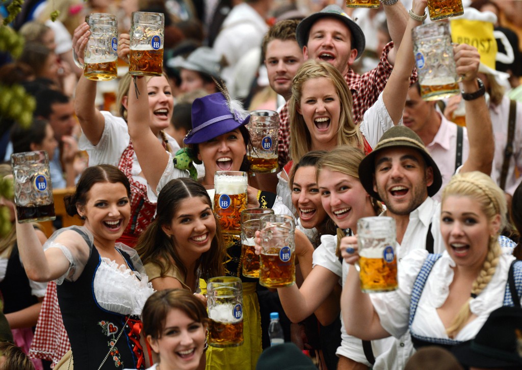 GERMANY-MUNICH-FESTIVAL-DRINK-LIFESTYLE-BEER-OKTOBERFEST